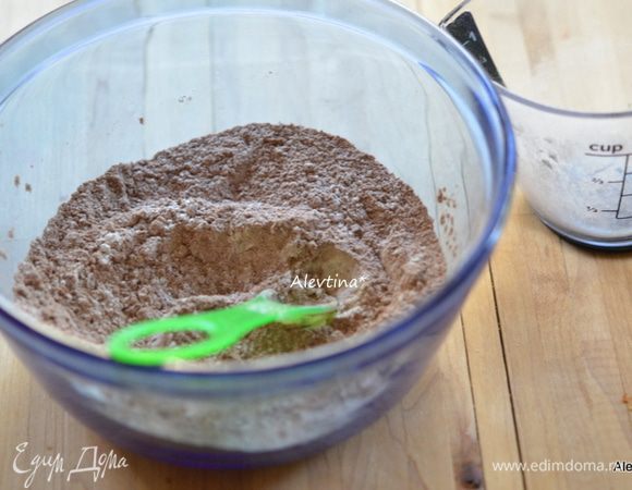 Смешать в небольшой емкости порошок какао, муку, разрыхлитель.
