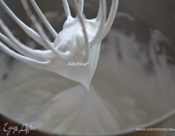 В другой емкости взбить белки на высокой скорости, добавив сразу винный камень, соль в пену. Затем добавим ¼ стакан сахар. Взбивать 5 мин. до средних пиков .