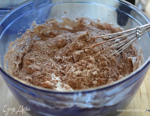 Смешать белки взбитые с желтками, добавить мучную смесь в два приема.