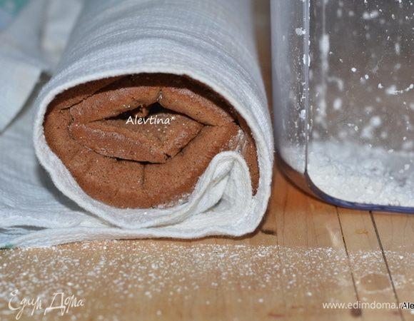 Свернуть сразу аккуратно в рулет и оставить остыть полностью.