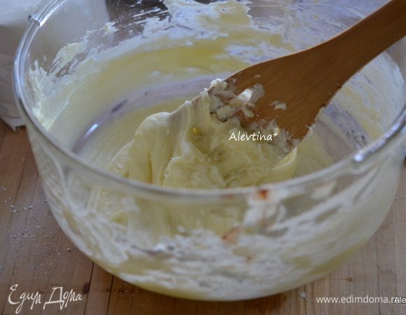 Взбить сливочный сыр комнатной температуры с мягким сливочным маслом, добавить сахарную пудру и ванилин.
