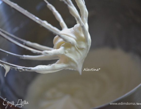 Разделить сырную массу на 2 части одну на начинку и вторую часть на крем. Взбить первую часть для начинки в мягкие пики, добавив ½ ст.густых  сливок.