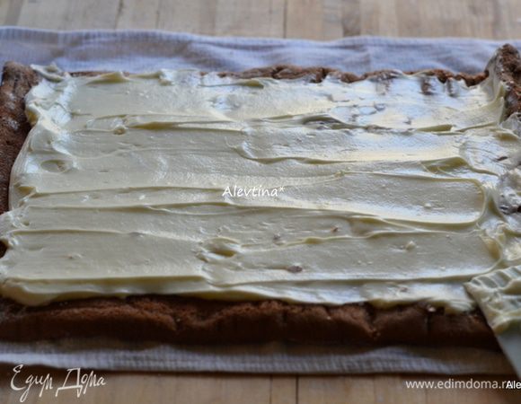 Выложить начинку, развернув рулет на поверхность бисквита, оставив края. Свернуть в рулет. Поставить в холодильник на 30 мин.
