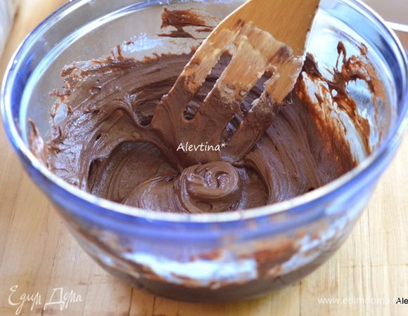 Смешать вторую часть крема с шоколадной массой, соль, добавить ¼ ст. густых сливок, перемешать.