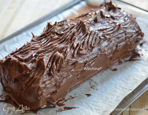 Достанем из холодильника рулет, выложим крем, распределим сначала лопаткой, завитки, полоски сделаем с помощью вилки. Украсим грибочками из безе и зеленью. Поставим в холодильник на ночь, например.