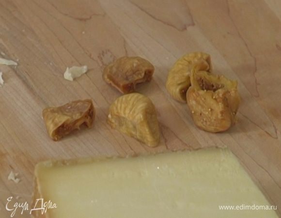 Инжир разрезать пополам.