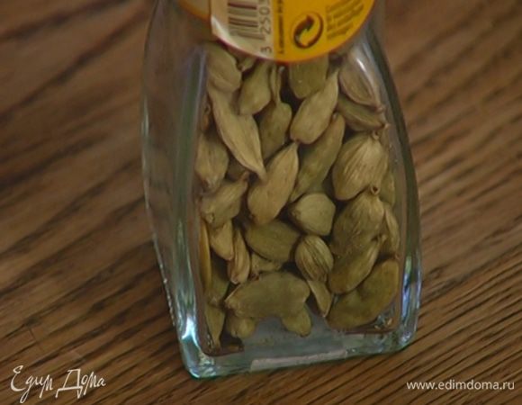 Стручок кардамона раздавить и вынуть зерна.