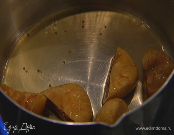 В небольшой кастрюле соединить инжир, зерна кардамона, гвоздику, влить коньяк и прогреть все на медленном огне, чтобы инжир набух.