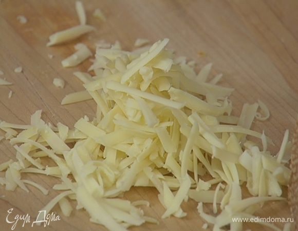 Большую часть сыра натереть на крупной терке, так чтобы получилось 2 ст. ложки.