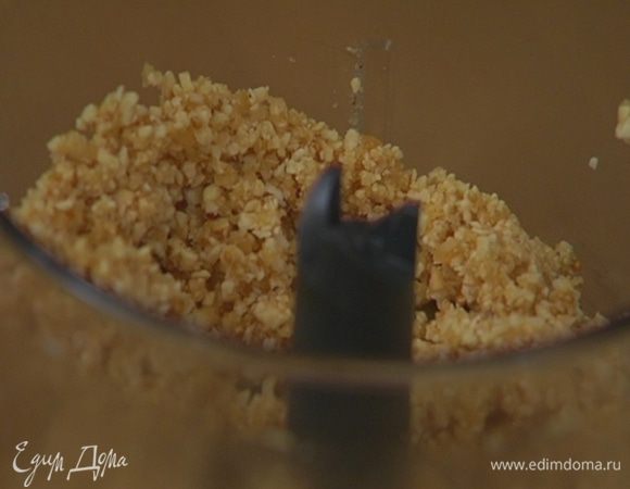 Фундук вместе с набухшим инжиром взбить блендером в густую пасту.