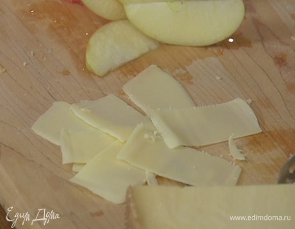 Оставшийся сыр нарезать тонкими хлопьями (можно воспользоваться овощечисткой).