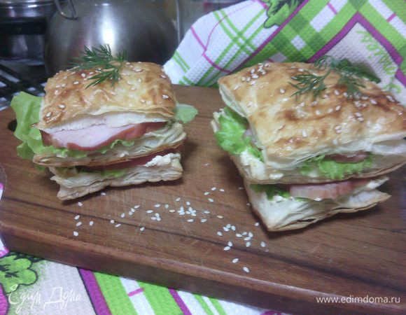 Соединить две части с ветчиной, сверху накрыть третьей половинкой...

Бутерброд "а-ля Мильфей" готов!!! :)
Приятного аппетита!