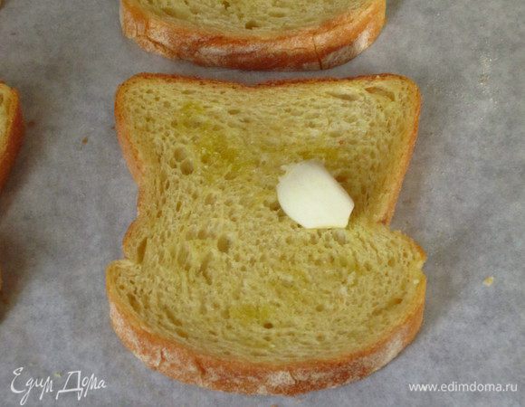 Остудить и натереть зубчиком чеснока.