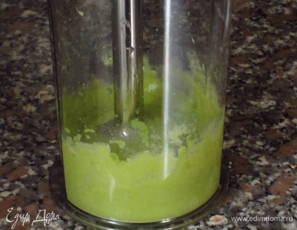Авокадо очистить и вынуть косточку. В чашу блендера положить авокадо, зубчик чеснока, лимонный сок, соль и пюрировать до получения однородной массы.