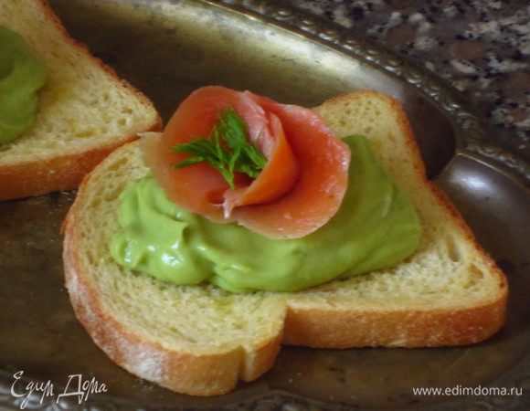 На ломтики хлеба выложить массу из авокадо и ломтики лосося. Приятного аппетита:)