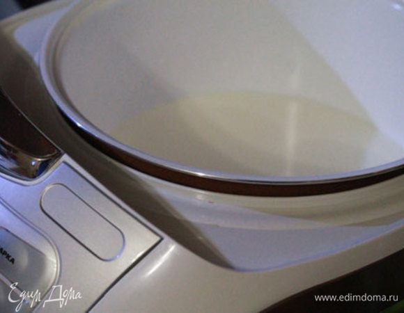 Молоко поместить в кастрюлю и подогреть до 60-65 градусов. Если нет термометра, нужно греть до появления небольшого "дымка" над молоком, а если опустить палец в молоко, он должен еле сдерживать эту температуру.