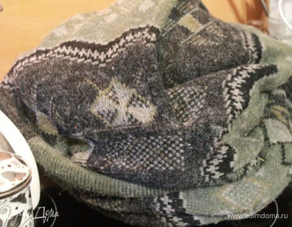 Убираем кастрюлю с огня и добавляем йогурт. Перемешиваем, закрываем крышкой, укутываем и оставляем в покое и тепле на 12 часов.