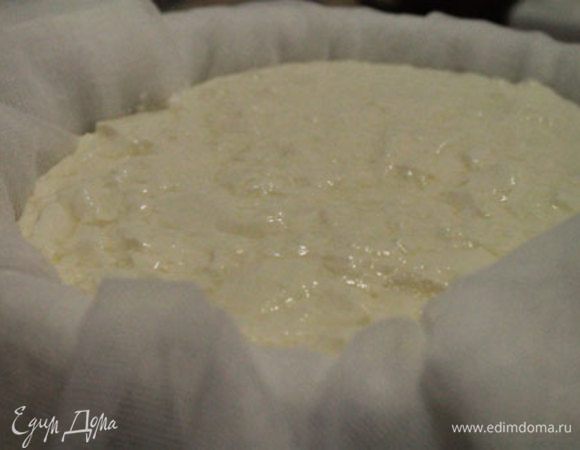 Выливаем створоженное молоко на марлю и накрываем его сверху свободными концами марли.