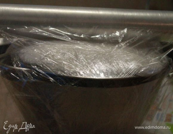 Пищевой пленкой полностью укутываем нашу чашку.