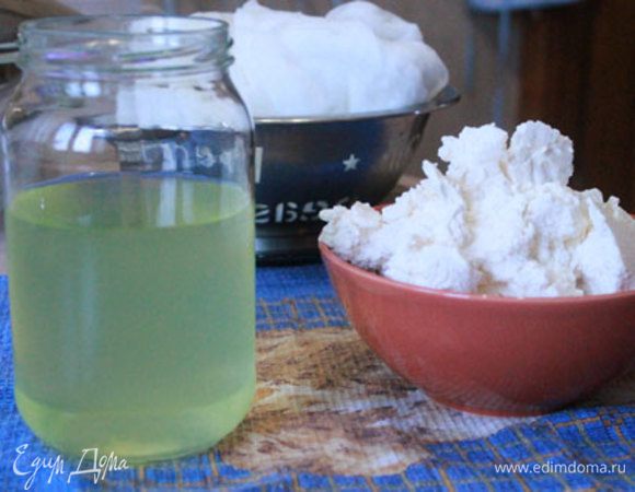 В итоге получается вот такой творожок примерно 700-800 грамм и сыворотка   
700 миллилитров. С сывороткой вы сами знаете, что нужно делать.