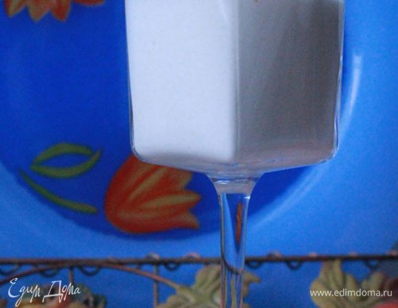 И лёгкий десерт: взбить 120 грамм творога с ванильным экстрактом и столовой ложкой сахарной пудры, и плюс 50 миллилитров молока. Добавить порезанный мандарин, а верх присыпать шоколадом.
УГОЩАЙТЕСЬ!