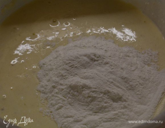 Всыпать крахмал и снова перемешать, чтобы не было комочков.