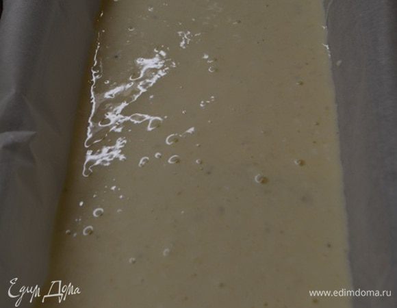 Форму смазать сливочным маслом и обсыпать мукой (манкой) или как я выстелить бумагой для выпечки. Вылить тесто. Выпекать при Т 180гр 1 час.