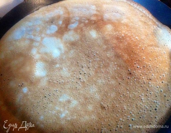 Делаем тесто на блины : взбиваем 3 яйца+кефир+минеральная вода (лучше содовая)+масло растительное+соль+сода+сахар+мука.
Если тесто выходит слишком жидкое, то добавьте еще немного муки.
Печем блины на раскаленной и смазанной малом сковороде.