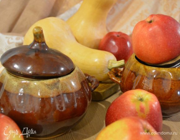 Подготовить самые главные составляющие рецепта - это тыква и горшочки.
Тыкву нужна небольшая. Тыкву разрезать, очистить от кожицы, удалить семена, нарезать небольшими кубиками. То же повторить с яблоками.
