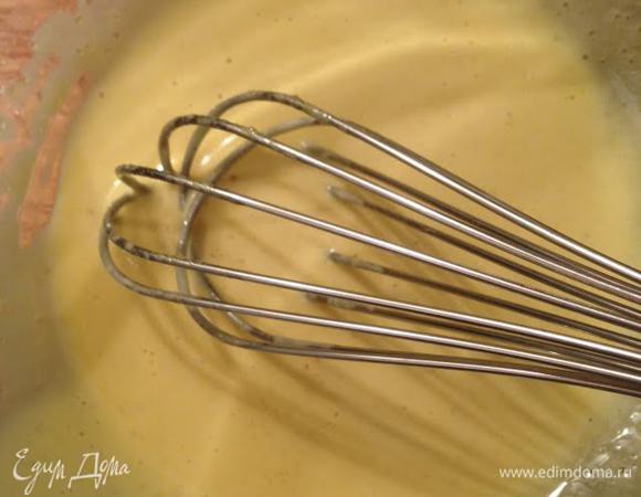 Духовку разогреть до 180 гр. Форму смазать сливочным маслом. Белки отделить от желтков. Желтки взбить с сахаром до увеличения в 2 раза.