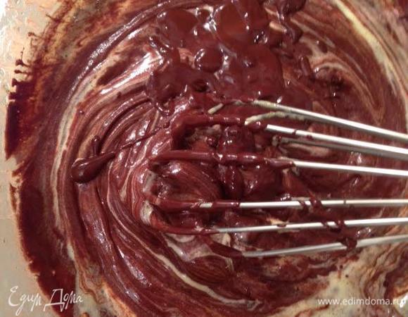 Шоколад растопить на водяной бане и влить в желтки. Перемешать венчиком.
