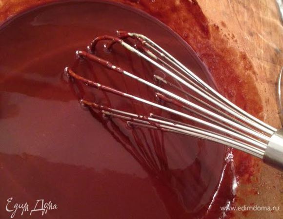 Затем влить масло, перемешать. Получится вот такая красивая зеркальная масса.