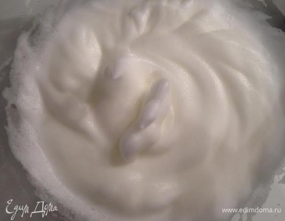 Белки взбить с солью до устойчивых пиков и вмешать в шоколадную массу. Затем перелить тесто в форму, выпекать ровно 15 минут. Центр пирога должен быть жидким. Затем дать отдохнуть час.