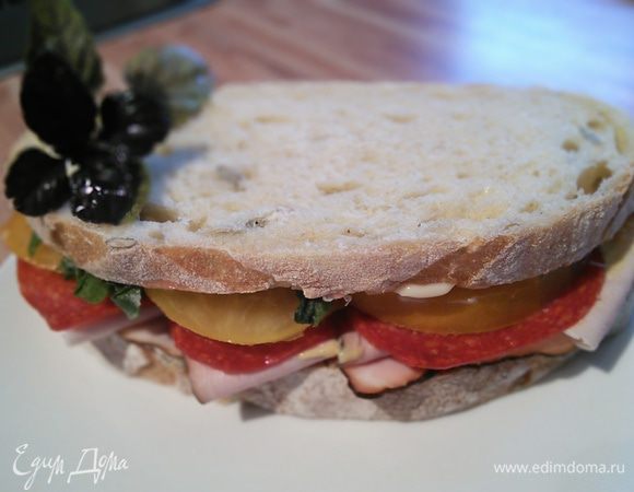 Майонез смешать с горчицей и смазать оба ломтика хлеба. Проложить слоями солями, сыр, салат, кружочки помидора. На него плеснуть пару капелек бальзамика, сверху выложить ветчину и накрыть вторым кусочком хлеба. Аттрактивный мужской завтрак готов. Приятного аппетита! 