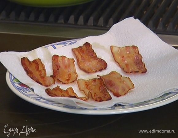 Разогреть в сковороде оливковое масло, обжарить полоски бекона так, чтобы получились чипсы, затем выложить их на бумажное полотенце.