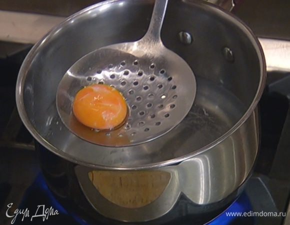 Приготовить желтки пашот: вскипятить в небольшой кастрюле воду, влить уксус, сделать венчиком водоворот и опускать в него каждый желток на 1–2 минуты, затем вынимать шумовкой.