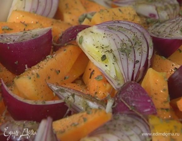 Посыпать овощи частью листьев тимьяна, посолить, поперчить, сбрызнуть 2 ст. ложками оливкового масла.