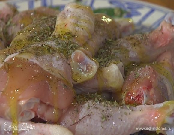 Куриные ножки посолить, поперчить, посыпать оставшимся тимьяном, слегка сбрызнуть оливковым маслом и перемешать.