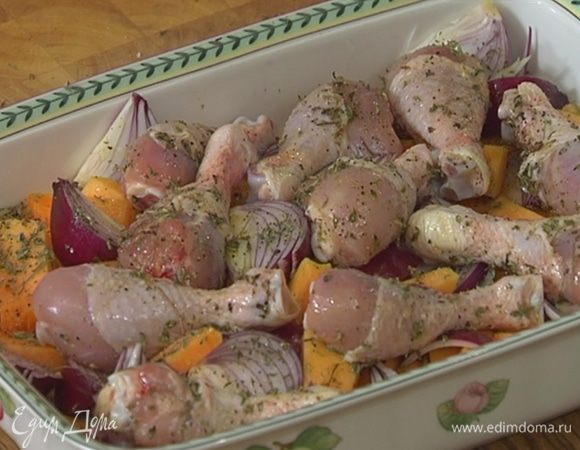 Разложить куриные ножки на овощи, сбрызнуть оставшимся оливковым маслом и бальзамическим уксусом, посолить, поперчить и полить сиропом агавы.