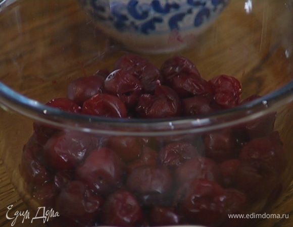 Вишню предварительно разморозить (жидкость не сливать!).