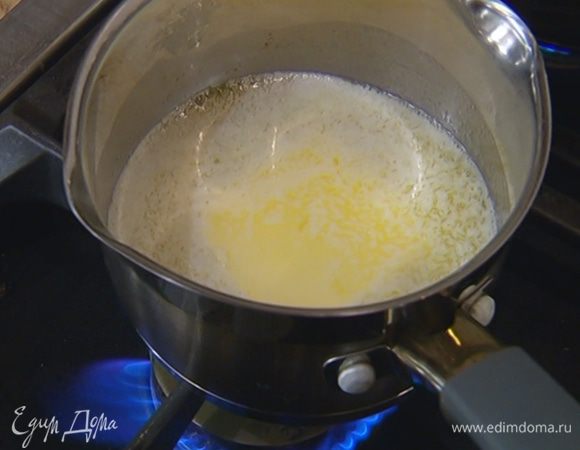 Растопить в небольшой кастрюле 150 г сливочного масла.