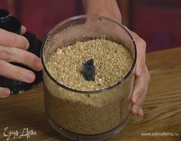 Миндаль и половину фисташек измельчить в блендере в мелкую крошку.