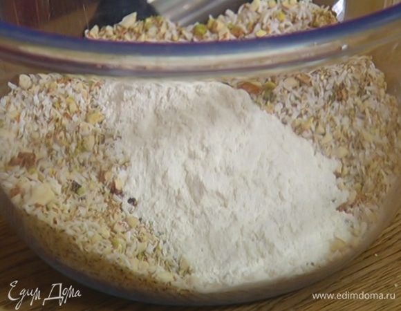 Измельченные орехи перемешать с мукой, кокосовой стружкой, сахаром, солью и разрыхлителем.