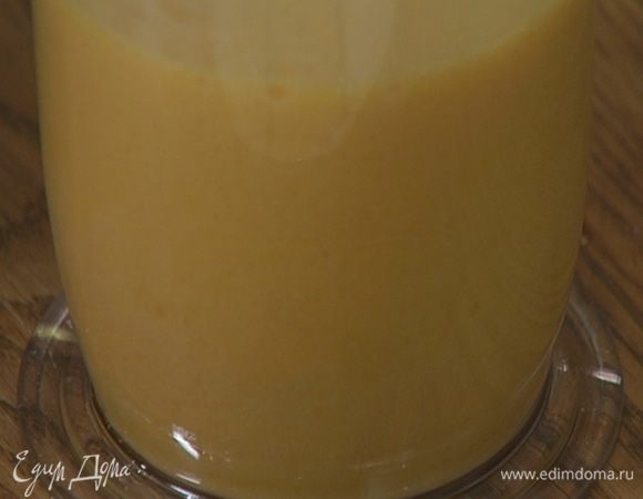 Сахар с яйцами взбить миксером в пышную, воздушную массу.