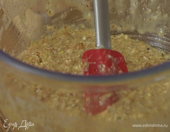 Взбитые яйца влить в ореховую смесь и перемешать.