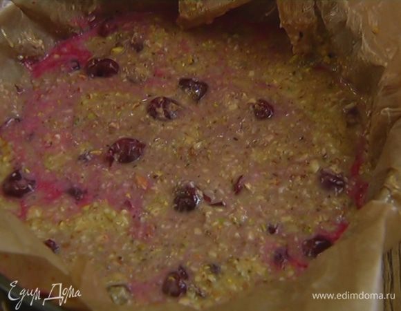 Влить в форму ореховое тесто и перемешать лопаткой так, чтобы некоторые вишенки были видны.