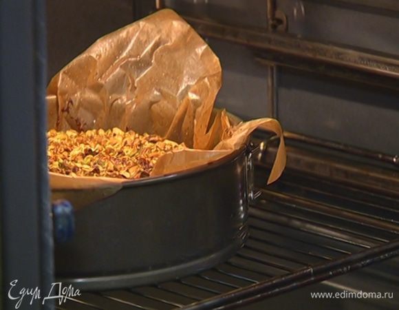 Выпекать пирог в разогретой духовке 35–40 минут, затем проверить готовность деревянной палочкой.
