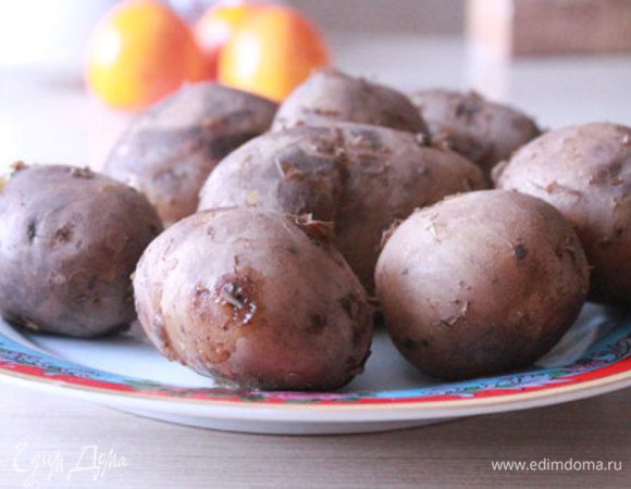 Залить дрожжи теплым молоком и оставить на 15 минут.
Картофель пропустить через мясорубку. Добавить к нему масло, разведенные дрожжи, весь сахар, соль, взбитые яйца. Добавить частями муку