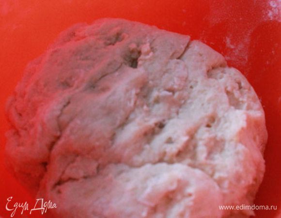 Замесить тесто, накрыть влажным полотенцем и оставить на 1 час в тепле и покое.