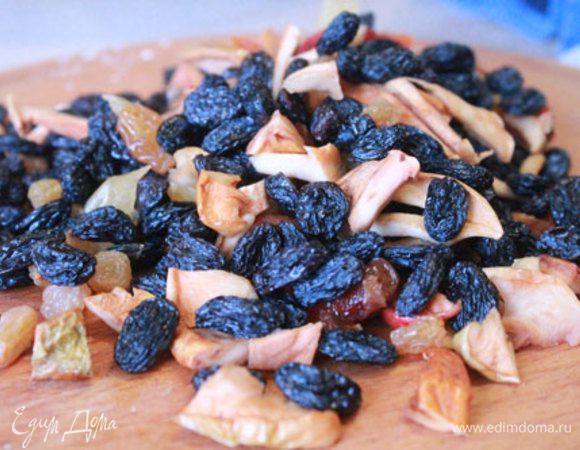 Пока наше тесто поднималось, мы помыли сухофрукты (у меня изюм, курага, яблоки), обсушили и мелко порезали.